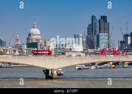 Ein Blick auf die City of London, mit Blick auf Waterloo Bridge, St. Pauls Cathedral und die Stadt von den Golden Jubilee Bridges, London, UK Stockfoto