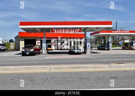 Exxon-Tankstelle mit wir unterstützen unsere Truppen Zeichen Stockfoto