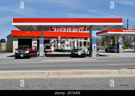 Exxon-Tankstelle mit wir unterstützen unsere Truppen Zeichen Stockfoto