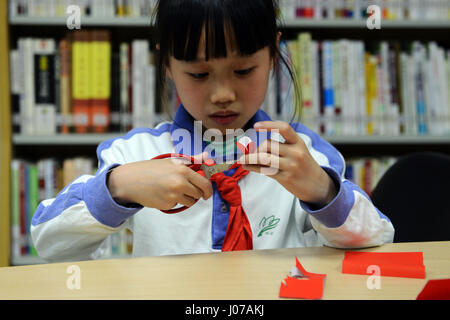 Kleine Kinder lernen die Kunst des Jianzhi - traditionelles Chinesisch Papier schneiden. Stockfoto