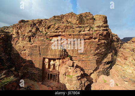 Eine Vogelperspektive des Finanzministeriums (El Khazneh) in die alten Nabatean Stadt Petra in Jordanien. Stockfoto