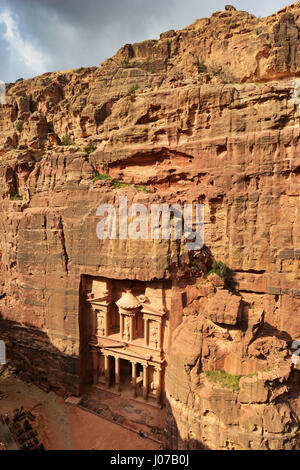 Eine Vogelperspektive des Finanzministeriums (El Khazneh) in die alten Nabatean Stadt Petra in Jordanien. Stockfoto