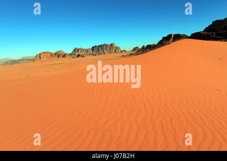 Schöne Wüstenlandschaft in Wadi Rum, Jordanien. Stockfoto