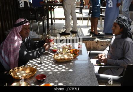 Traditionelle jordanische Frühstück-Hummus, Falafel und Pita-Brot serviert in ein sehr beliebtes Restaurant in Aqaba, Jordanien. Stockfoto