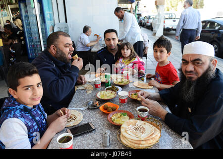 Traditionelle jordanische Frühstück-Hummus, Falafel und Pita-Brot serviert in ein sehr beliebtes Restaurant in Aqaba, Jordanien. Stockfoto