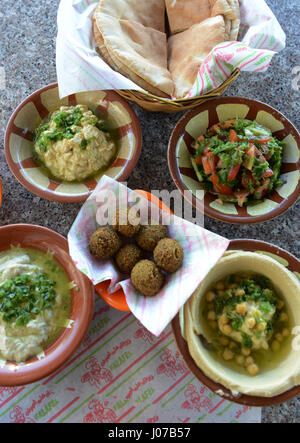 Traditionelle jordanische Frühstück-Hummus, Falafel und Pita-Brot serviert in ein sehr beliebtes Restaurant in Aqaba, Jordanien. Stockfoto