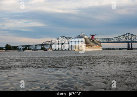 Das Kreuzfahrtschiff Carnival Dream unterquert die Crescent City Connection-Brücke in New Orleans auf dem Weg auf dem Mississippi Stockfoto