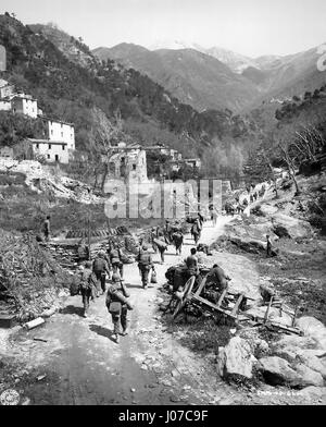 "Afrikanische American'doughfoots" der 92. Infanteriedivision ("Buffalo") verfolgen die sich zurückziehenden deutschen durch die Po-Ebene. Deutsche Truppen in Italien seit bedingungslos kapituliert. " Datum 05/1945. VIRGINIA, USA: EINDRINGLICHE Bilder und video-Show der verlassenen WW2 uns Militärbasis wo fast eineinhalb Millionen Mitarbeiter durchlaufen auf ihrem Weg an die Westfront. Die unheimliche Bilder und Vertigo induzieren Video zeigen die baufälligen Reste des Camp Patrick Henry in einem Wald in Warwick County, Virginia, die einmal bis zu 35.000 Männer gleichzeitig aufnehmen könnte, wenn es als eine Truppe Inszenierung gehandelt Stockfoto