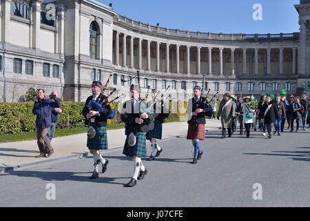 Corneymusers Brüssel Caledonian Pipe Band beteiligt sich an St. Patricks Day Parade im Cinquantenaire Parc am 13. März 2016 in Brüssel, Belgien Stockfoto