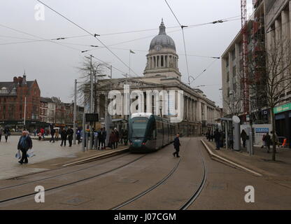 Straßenbahn in Altmarkt mit Nottingham Rat Haus Nottingham UK April 2017 Stockfoto