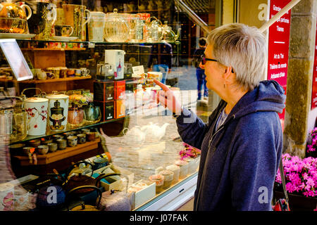 Eine touristische Souvenirs zum Verkauf in einem Geschäft in der mittelalterlichen Cité de Carcassonne in Frankreich anzeigen Stockfoto