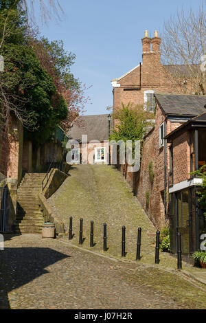 Str. Marys Hill in Chester City Centre UK gilt als eine der steilsten Straßen der Welt Stockfoto