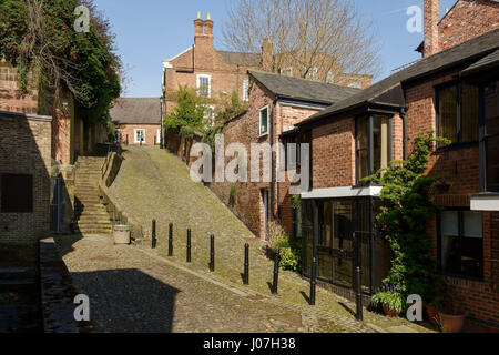 Str. Marys Hill in Chester City Centre UK gilt als eine der steilsten Straßen der Welt Stockfoto