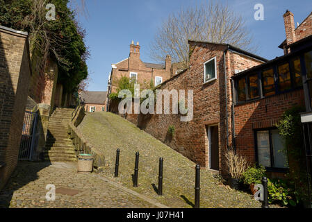 Str. Marys Hill in Chester City Centre UK gilt als eine der steilsten Straßen der Welt Stockfoto