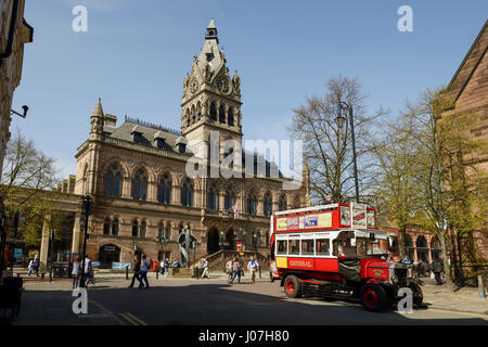 Ein Vintage-Sightseeing-Tour-Bus außerhalb Rathaus Chester UK Stockfoto