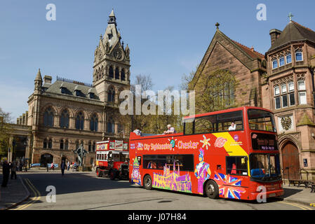 Zwei Sightseeing Tourbusse außerhalb Rathaus Chester UK Stockfoto