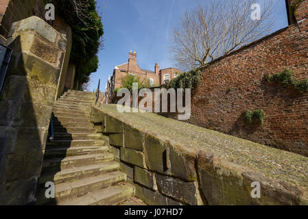 Str. Marys Hill in Chester City Centre UK gilt als eine der steilsten Straßen der Welt Stockfoto