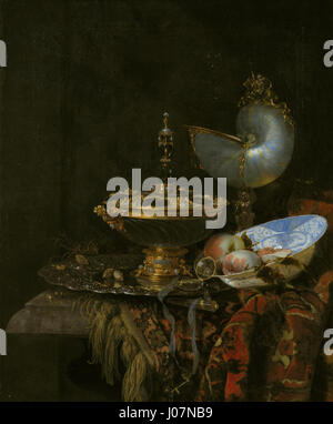 Dieses „Pragtstilleben“ enthält komplizierte Gegenstände wie eine Holbein-Schüssel, eine nautilus-Schale, einen Glasbecher und eine Obstschale. Die Komposition betont die detaillierte Darstellung alltäglicher Luxusgegenstände in der niederländischen Stilllebenskunst des 17. Jahrhunderts. Stockfoto