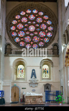 St Albans Kathedrale. Rosette, entworfen von Alan Younger, im Norden Querschiff der Kathedrale und Kloster Kirche von St. Alban, St Albans, Hertfordshire, England, UK Stockfoto