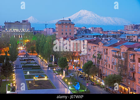 Eriwan im Morgengrauen aus der großen Kaskade mit Blick auf Platz der Republik mit Berg Ararat in der Ferne. Stockfoto