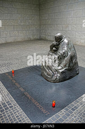 Statue der trauernden Mutter Holding toten Sohn von Käthe Kollwitz, nationale Gedenkstätte für die Opfer von Krieg und Diktatur, Berlin, Deutschland. Stockfoto