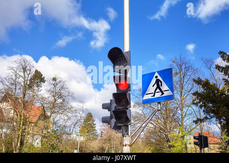 Ampeln und Zebrastreifen unterzeichnen in einer Stadt. Stockfoto