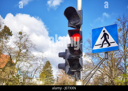 Ampeln und Zebrastreifen unterzeichnen in einer Stadt. Stockfoto