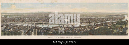 „Lyon – Vue générale Prise de Fourvière“ ist ein Panoramablick auf die Stadt Lyon, Frankreich, vom Hügel Fourvière. Das Gemälde bietet einen umfassenden Blick auf die Architektur, die Landschaften und den Fluss Rhône und fängt das Wesen der Geographie und Stadtentwicklung Lyons ein. Stockfoto