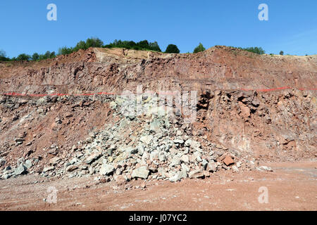 Blick in ein Tagebau Grube mit Porphyr Gesteinsmaterial. Stockfoto