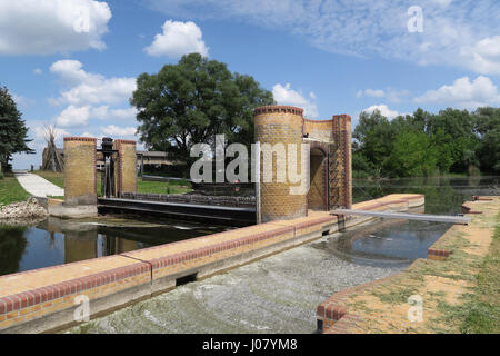 historische Nadel Wehr am Fluss Havel (Brandenburg, Deutschland). Stockfoto