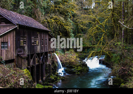Der Grist Mill sitzt auf dem Rand der Klippe mit Blick auf den Fluss. Stockfoto