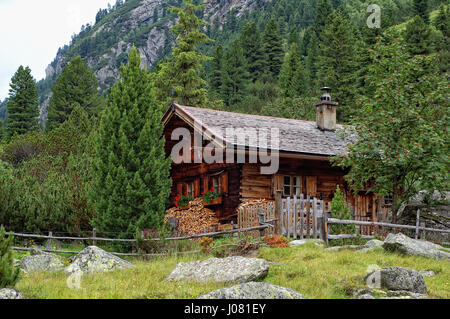 Traditionelles Haus im Krimmler Achental (Österreich) neben Krimmler Wasserfälle. Stockfoto