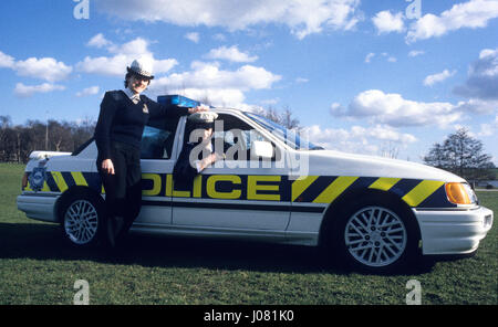 Polizisten WPC Lesley Pierpoint und PC Paul Smith mit high-Speed-Polizeiauto Ford Sierra Saphir RS Cosworth 1989 Stockfoto