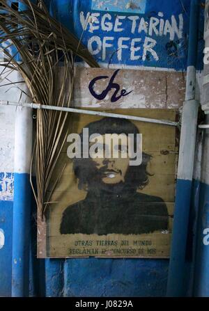 Ein Poster von Che Guevara wirbt für ein Restaurant in Havanna in Kuba Stockfoto