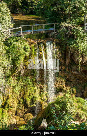 Slunjcica Fluss fließt in den Fluss Korana, Rastoke Dorf in der Nähe von Slunj, Kroatien Stockfoto
