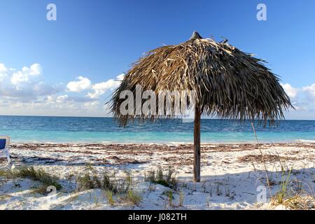 Ein Dach aus Palmblättern am Strand von Cayo Levisa gemacht wie die Sonne beginnt zu setzen Stockfoto