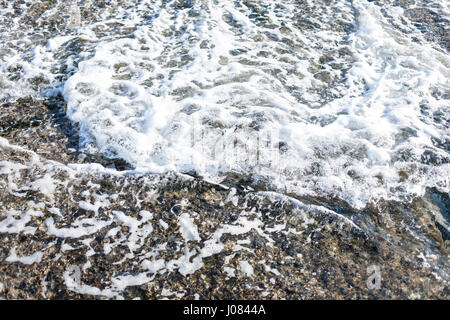 Weiche Welle des Schwarzen Meeres am Sandstrand. Natur-Hintergrund Stockfoto