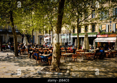 Cafe - Bistro in der Place Carnot in Carcassonne, Frankreich Stockfoto