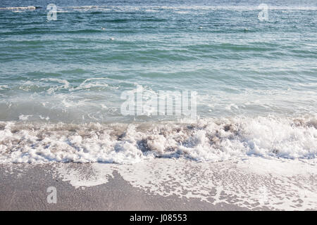 Weiche Welle des Schwarzen Meeres am Sandstrand. Natur-Hintergrund Stockfoto