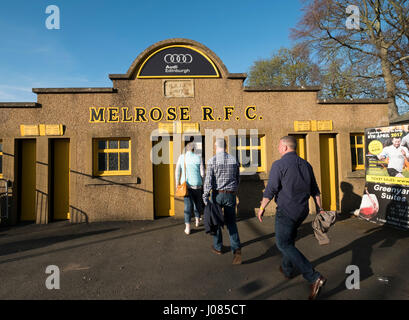 Zuschauer gehen durch die Drehkreuze an den Greenyards zu sehen, der Melrose Siebener-Rugby-Turnier, Melrose, Scottish Borders. Stockfoto