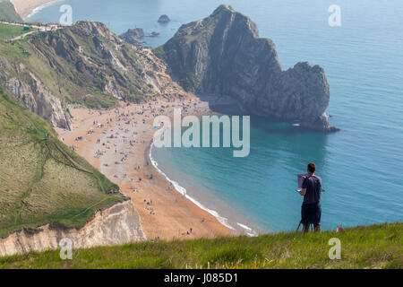 Künstler malen ein Landschaftsbild von Durdle Door Strand, Jurassic Coast World Heritage Site, Dorset, England, UK Stockfoto