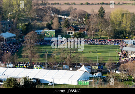 Blick hinunter auf die Greenyards während des Finales der Melrose Sevens, Melrose, grenzt an schottischen. Stockfoto