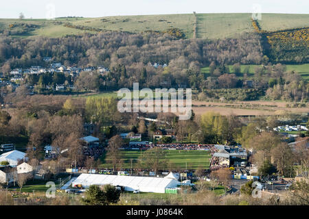 Blick hinunter auf die Greenyards während des Finales der Melrose Sevens, Melrose, grenzt an schottischen. Stockfoto