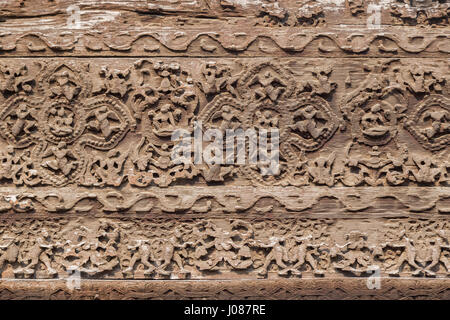 Nahaufnahme der schöne Holzschnitzereien im hölzernen Shwenandaw Kloster (auch bekannt als Golden Palace-Kloster) in Mandalay, Myanmar (Burma). Stockfoto