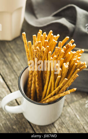 Salzige Brezel sticks in weiße Tasse. Stockfoto