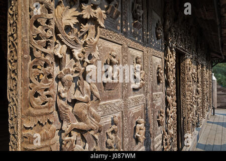 Nahaufnahme der Holzschnitzerei im hölzernen Shwenandaw Kloster (auch bekannt als Golden Palace-Kloster) in Mandalay, Myanmar (Burma). Stockfoto