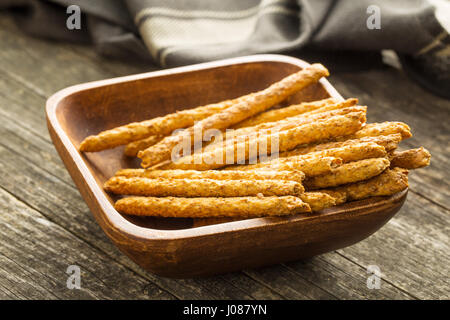 Salzige Salzstangen in Holzschale. Stockfoto