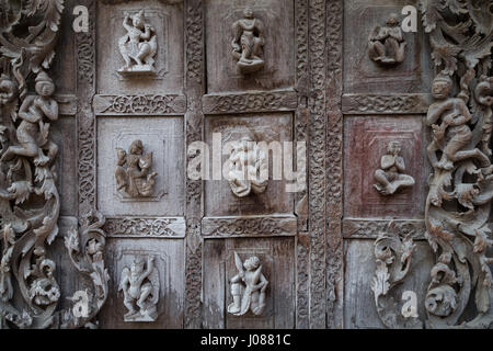 Nahaufnahme der schöne Holzschnitzereien im hölzernen Shwenandaw Kloster (auch bekannt als Golden Palace-Kloster) in Mandalay, Myanmar (Burma). Stockfoto