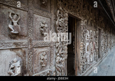 Nahaufnahme der Holzschnitzerei im hölzernen Shwenandaw Kloster (auch bekannt als Golden Palace-Kloster) in Mandalay, Myanmar (Burma). Stockfoto
