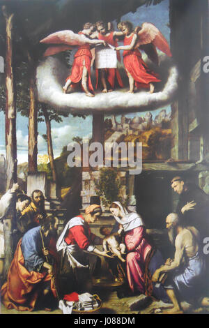 Dieses italienische Gemälde stellt die Geburt Jesu mit dem hl. Jerome und einer Spenderfigur dar. Das Kunstwerk zeigt traditionelle religiöse Ikonographie, die sich auf die Geburt Christi und die symbolische Präsenz des heiligen Jerome konzentriert und die religiöse Hingabe in der frühen italienischen Kunst veranschaulicht. Stockfoto